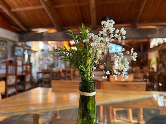 Flores sobre la mesa