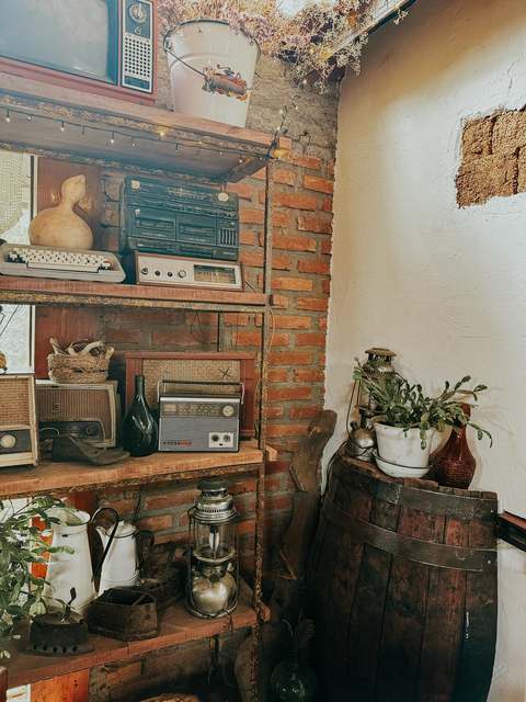 Repisa con radios y objetos antiguos